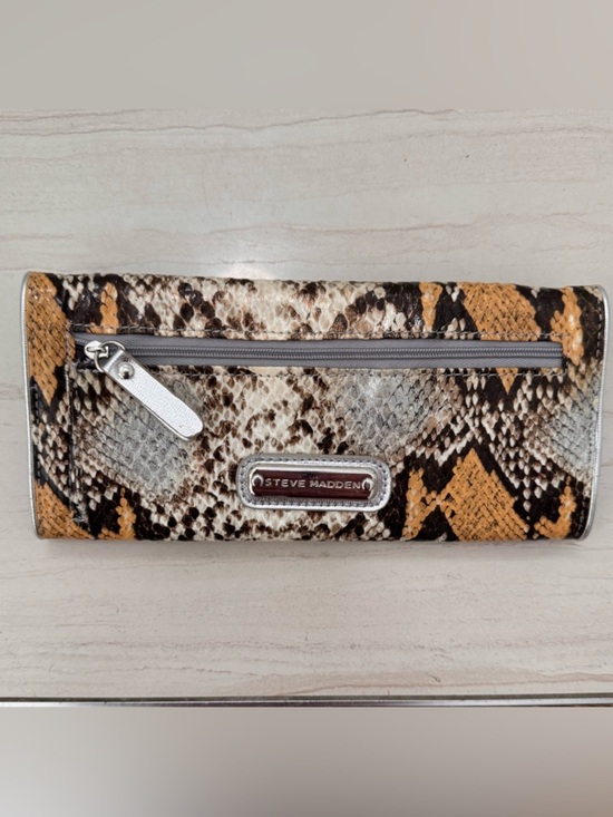 Steve Madden Handbags - Steve Madden Silver Logo Plate Snake Print Wallet Tan & Brown